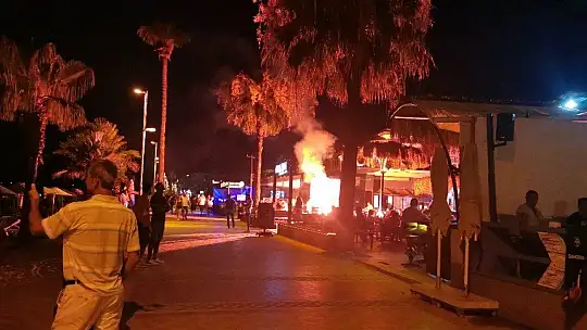 Marmaris'te vatandaşlar gece gündüz denizden vazçemedi