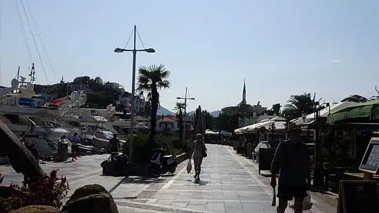 Marmaris yazı yaşamaya devam ediyor