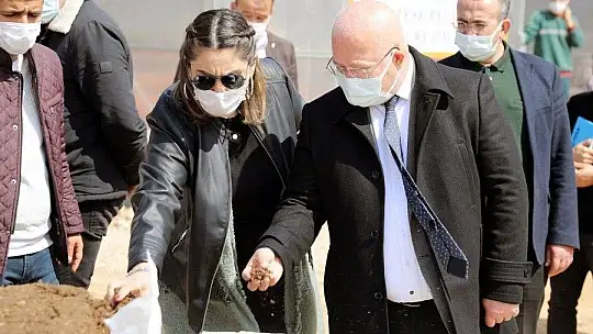 Menteşe Belediyesi bitkilerini kendi serasında üretiyor