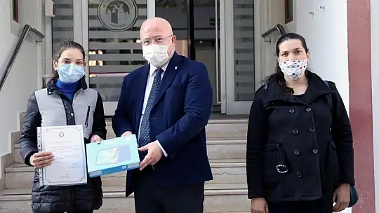 Menteşe Belediyesi Öğrencilere Tablet Dağıtmaya Devam Ediyor