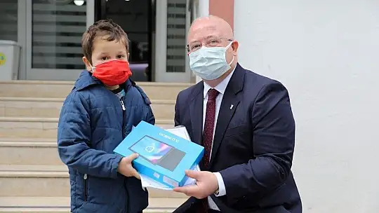 Menteşe Belediyesi Öğrencilere Tablet Dağıtmaya Devam Ediyor