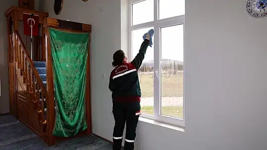 Menteşe ekiplerinden camilere bayram temizliği 