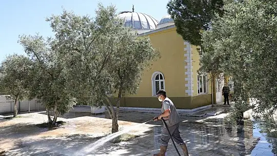 Menteşe ekiplerinden camilere bayram temizliği 