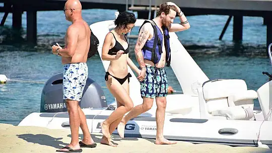 MERVE BOLUĞUR'DAN JET SKİ ŞOV
