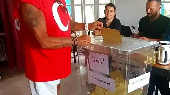 Nejat İşler ve Fedon oylarını Bodrum'da kullandı