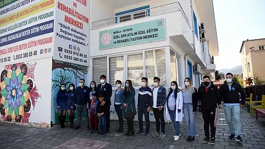 Karaca, Otizm Farkındalık Günü dolayısıyla ziyaretlerde bulundu