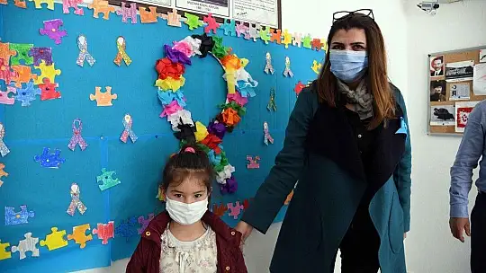 Karaca, Otizm Farkındalık Günü dolayısıyla ziyaretlerde bulundu