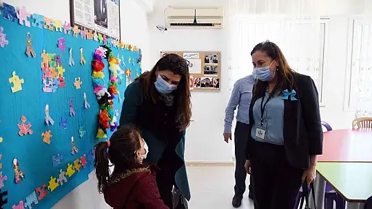 Karaca, Otizm Farkındalık Günü dolayısıyla ziyaretlerde bulundu