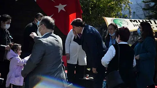 Karaca, Otizm Farkındalık Günü dolayısıyla ziyaretlerde bulundu