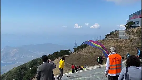 Festivalde iki paraşüt pilotu yaralandı