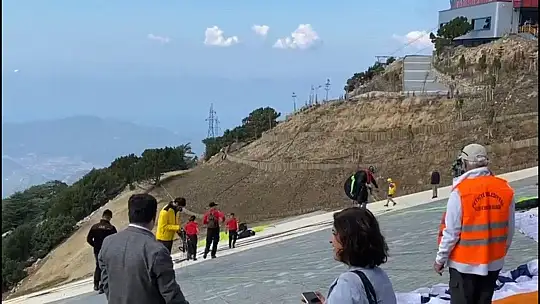 Festivalde iki paraşüt pilotu yaralandı