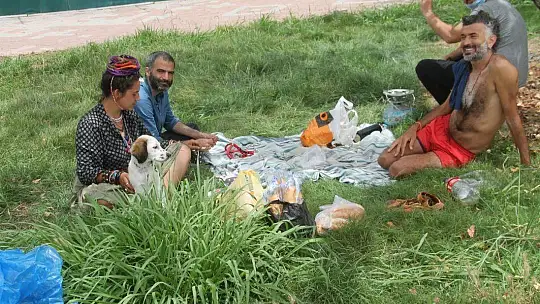 ÖLÜDENİZ'DE MASKELİ GÜNEŞLENDİLER