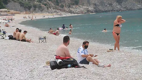 ÖLÜDENİZ'DE MASKELİ GÜNEŞLENDİLER