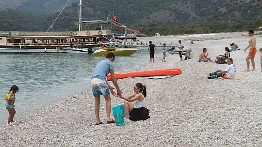 ÖLÜDENİZ'DE MASKELİ GÜNEŞLENDİLER