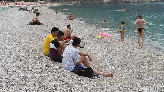 ÖLÜDENİZ'DE MASKELİ GÜNEŞLENDİLER