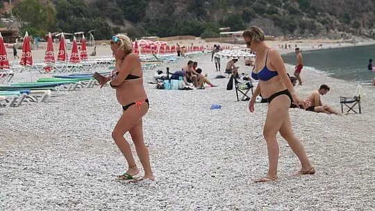 ÖLÜDENİZ'DE MASKELİ GÜNEŞLENDİLER