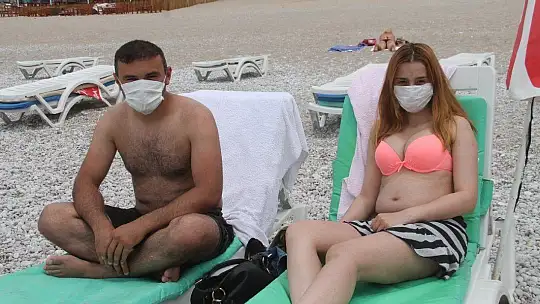 ÖLÜDENİZ'DE MASKELİ GÜNEŞLENDİLER