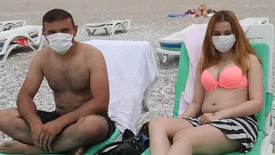 ÖLÜDENİZ'DE MASKELİ GÜNEŞLENDİLER