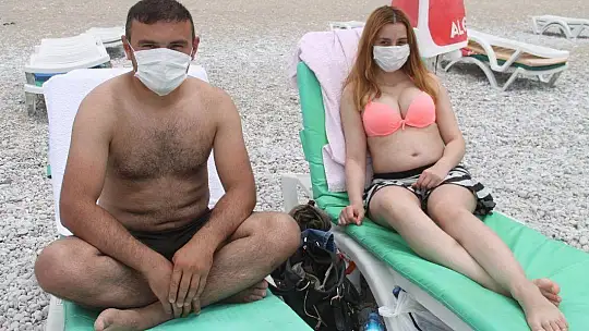 ÖLÜDENİZ'DE MASKELİ GÜNEŞLENDİLER