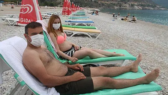 ÖLÜDENİZ'DE MASKELİ GÜNEŞLENDİLER