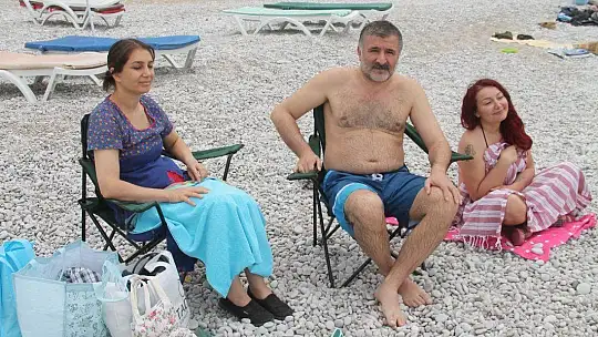 ÖLÜDENİZ'DE MASKELİ GÜNEŞLENDİLER