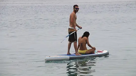 ÖLÜDENİZ'DE MASKELİ GÜNEŞLENDİLER