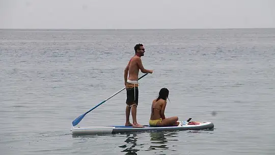 ÖLÜDENİZ'DE MASKELİ GÜNEŞLENDİLER