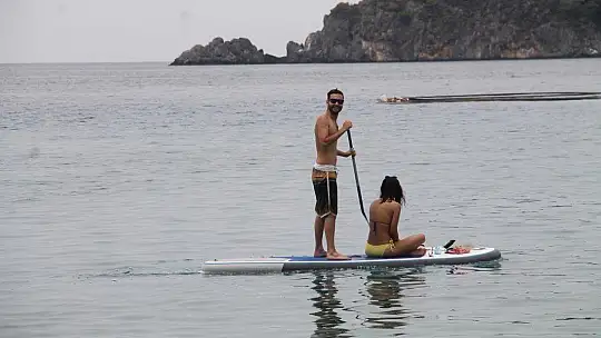 ÖLÜDENİZ'DE MASKELİ GÜNEŞLENDİLER