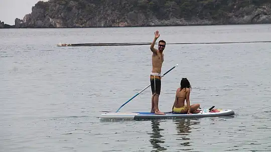 ÖLÜDENİZ'DE MASKELİ GÜNEŞLENDİLER