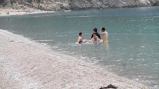 ÖLÜDENİZ'DE MASKELİ GÜNEŞLENDİLER