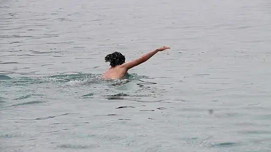 ÖLÜDENİZ'DE MASKELİ GÜNEŞLENDİLER