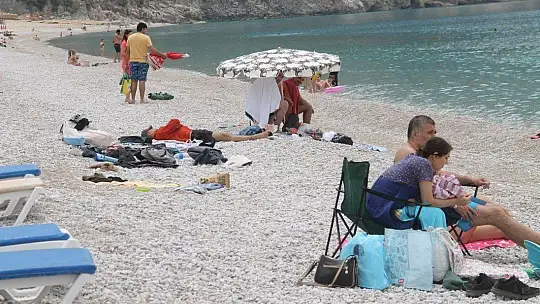 ÖLÜDENİZ'DE MASKELİ GÜNEŞLENDİLER