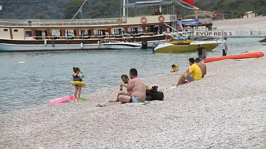 ÖLÜDENİZ'DE MASKELİ GÜNEŞLENDİLER