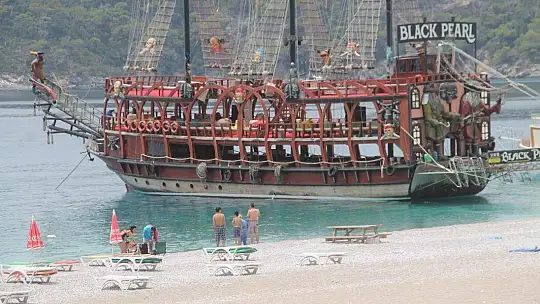 ÖLÜDENİZ'DE MASKELİ GÜNEŞLENDİLER