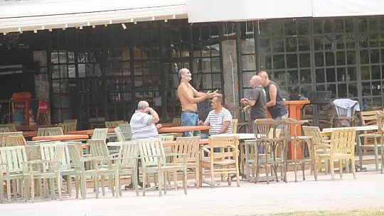 ÖLÜDENİZ'DE MASKELİ GÜNEŞLENDİLER