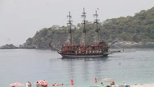 ÖLÜDENİZ'DE MASKELİ GÜNEŞLENDİLER