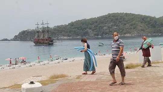 ÖLÜDENİZ'DE MASKELİ GÜNEŞLENDİLER