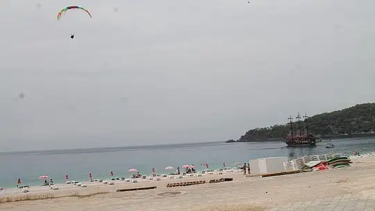 ÖLÜDENİZ'DE MASKELİ GÜNEŞLENDİLER