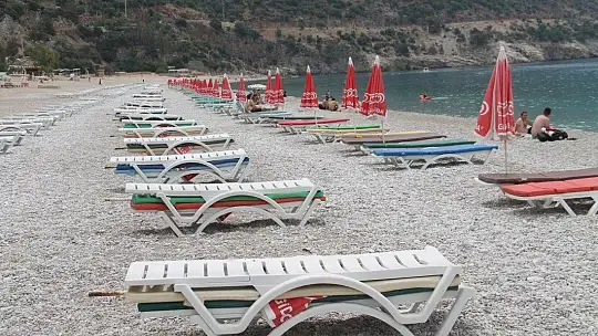 ÖLÜDENİZ'DE MASKELİ GÜNEŞLENDİLER