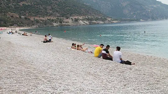 ÖLÜDENİZ'DE MASKELİ GÜNEŞLENDİLER