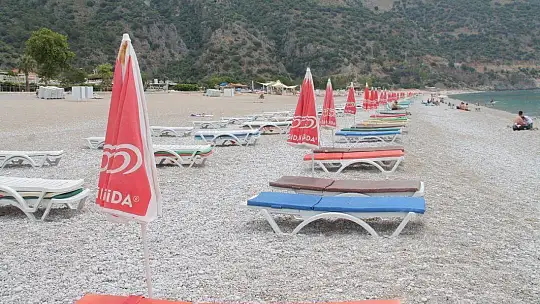 ÖLÜDENİZ'DE MASKELİ GÜNEŞLENDİLER