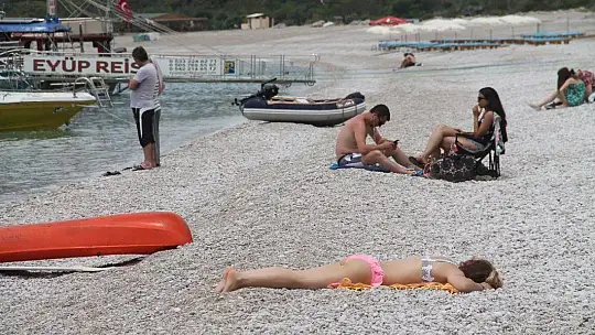 ÖLÜDENİZ'DE MASKELİ GÜNEŞLENDİLER