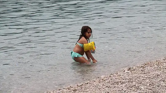 ÖLÜDENİZ'DE MASKELİ GÜNEŞLENDİLER