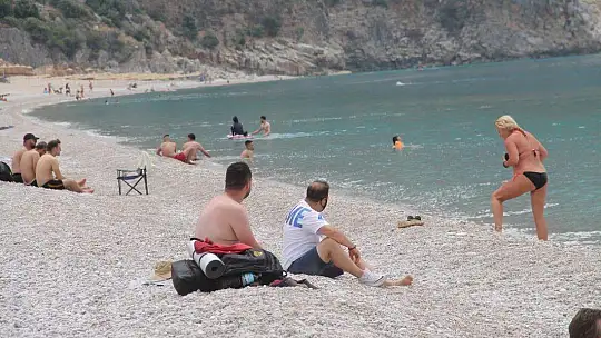 ÖLÜDENİZ'DE MASKELİ GÜNEŞLENDİLER