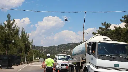 Polis helikopterini görünce emniyet kemerini taktı