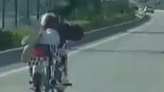 AKROBATİK HAREKETLER YAPAN GENÇ SÜRÜCÜYE CEZA YAĞDI