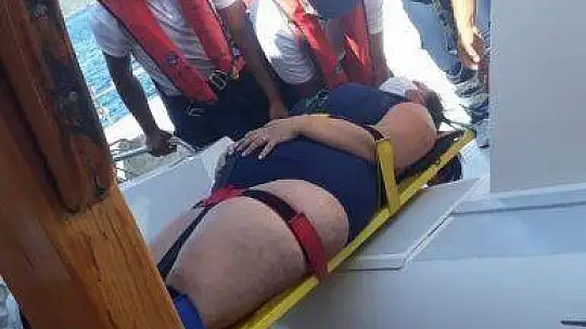 Sağlık ekipleri denizde tur teknesinde düşen İngiliz turiste 10 dakikada ulaştı