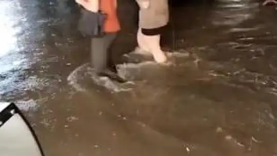 Fethiye'de sağanak Yağış Etkisini Gösterdi Yollar Göle Döndü