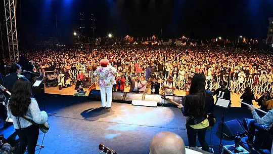 Fethiye'de Selda Bağcan rüzgarı esti