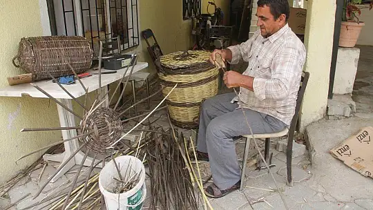 EKMEĞİNİ SEPETTEN ÇIKARIYOR